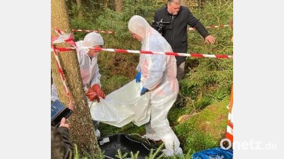 Mit Schutzkleidung muss der Kadaver – hier ist es ein Dummy – geborgen werden. Bild: exb