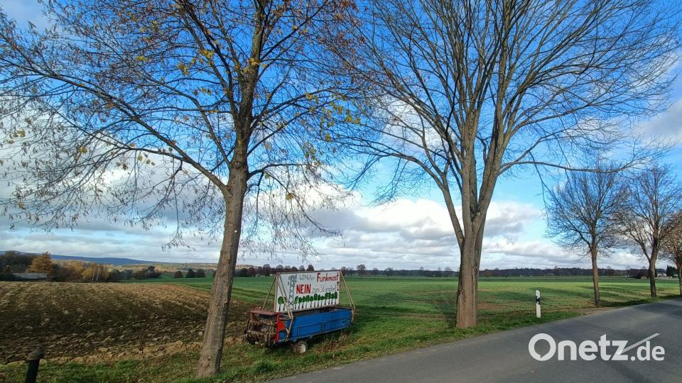 Aktuell deutet nur ein Protestschild der Bürgerinitiative auf den geplanten Funkmaststandort hin. Derzeit sollen Alternativen begutachtet werden. Bild: fks