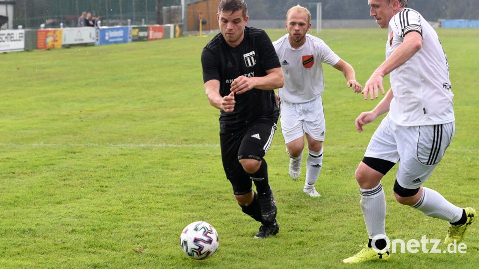 Aufsteiger ASV Waldsassen (weiße Trikots, Szene aus der Partie gegen den TSV Konnersreuth) will die Siegesserie des TSV Waldershof stoppen. Archivbild: Gebert