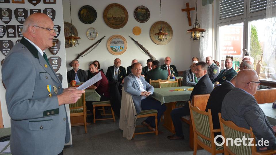 Schützenmeister Alfred Koch bei seiner Rede im Schützenheim, wo er den Gästen den Schritt in die Zukunft erläuterte. Insgesamt wurden 56.000 Euro in 12 elektronische Schießstände investiert. Bild: jr