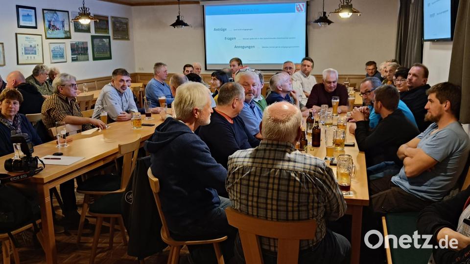 Gut besucht war die Bürgerversammlung: rund 50 Bürger fanden den Weg in das Sportheim des TSV Reuth. Bild: fks