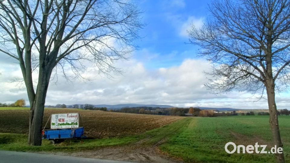 Aktuell deutet nur ein Protestschild der Bürgerinitiative auf den geplanten Funkmaststandort hin. Derzeit sollen Alternativen begutachtet werden. Bild: fks
