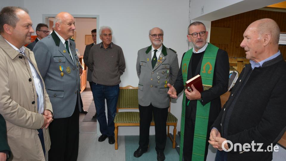 Mit einem kurzen Festakt wurde die neue elektronische Schießanlage im Schützenheim Waldsassen eröffnet. Mit dabei (von rechts) Zweiter Bürgermeister Karlheinz Hoyer und Stadtpfarrer Dr. Thomas Vogl. Bild: jr