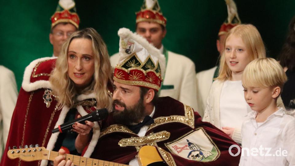 Kati I. und Marc I. verabschideten sich nach langer Amtszeit mit einem selbst getexteten Arrangement auf Basis der Melodie Country Roads von John Denver. Bild: mfh