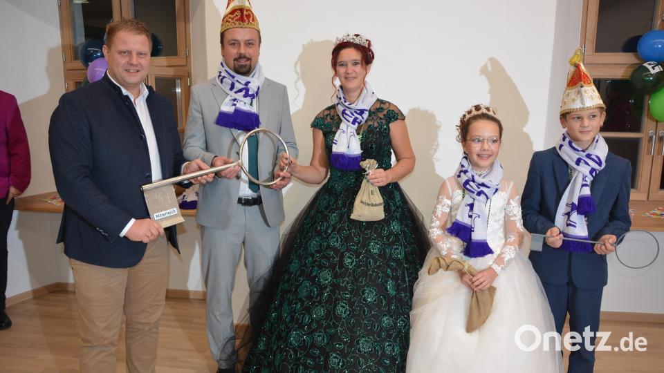 Bürgermeister Stefan Grillmeier (links) übergab die Insignien seiner Macht ans Kinderprinzenpaar Charlotte I. und Simon I. sowie ans Prinzenpaar Nicole I. und Markus I. Gut gefüllt war der Geldsäckel, nachdem die Mitterteicher am Freitag die Zusage von 1,85 Millionen Euro an Stabihilfe erhielten. Bild: jr