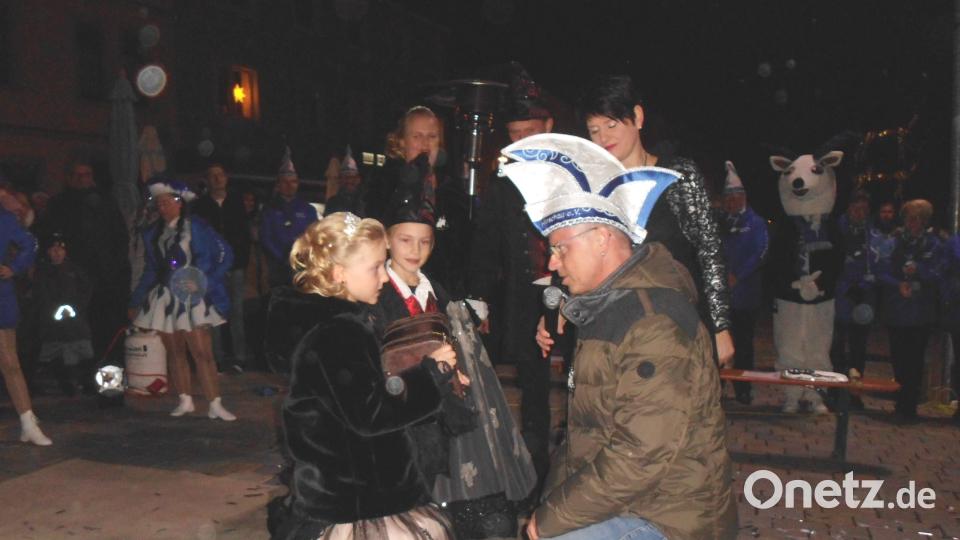 Bürgermeister Hermann Falk übergab bereitwillig den Rathausschlüssel und die Stadtkasse an Prinzessin Janina I. und Prinz Benedikt I.. Bild: u