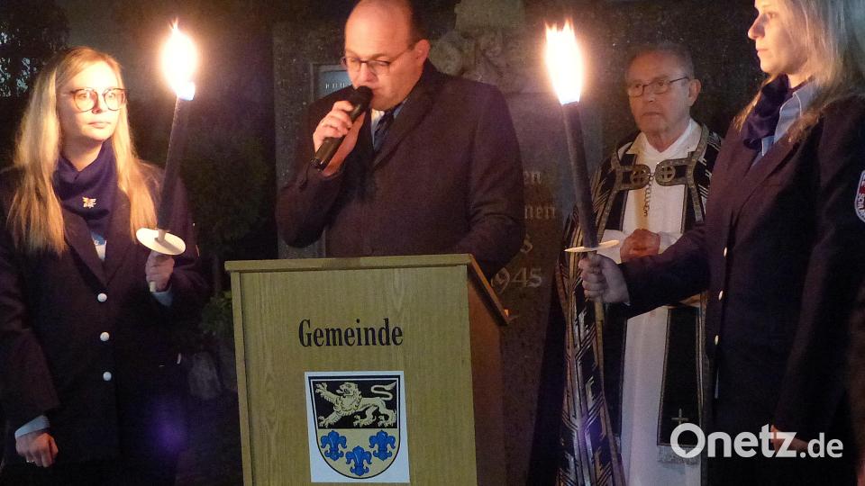 Bürgermeister Johannes Schmid betont, wie wichtig der Einsatz für den Frieden ist. Bild: lgc