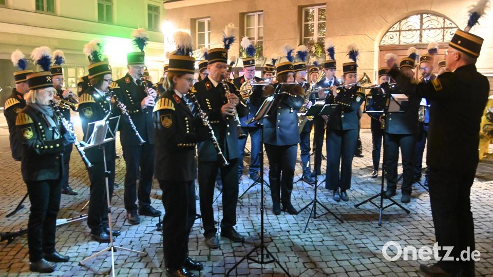 De Knappschaftskapelle Amberg begleitete am Samstagabend die Veranstaltung zum Volkstrauertag auf dem Marktplatz. Bild: gf