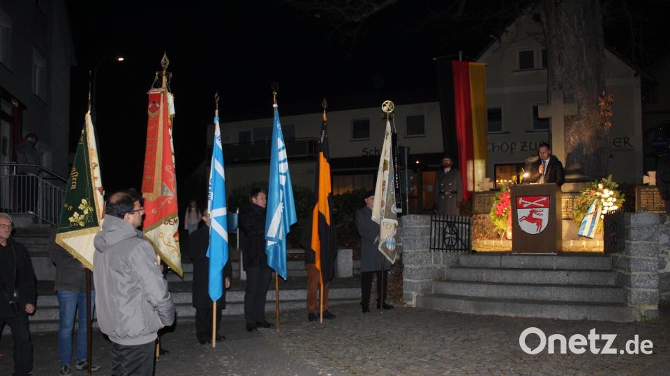 Während das Lied vom „guten Kameraden“ erklang, senkten sich die Fahnen. Einer der Redner am Kriegerdenkmal war Bürgermeister Wolfgang Söllner (rechts). Den Gottesdienst zuvor hatte Pfarrer Pater Anish George zelebriert. Bild: soj