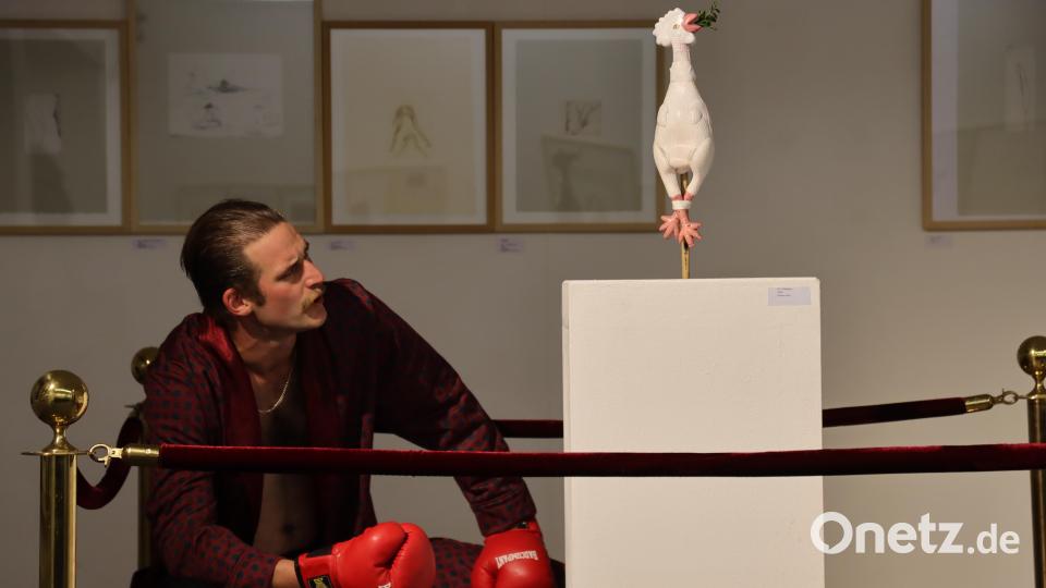 Johannes Lukas als &quot;Museumswärter Dave&quot; in der LTO-Inszenierung von &quot;Nipple Jesus&quot; im Kunstverein Weiden: Hier wird das Museum zum Boxring. Bild: olr