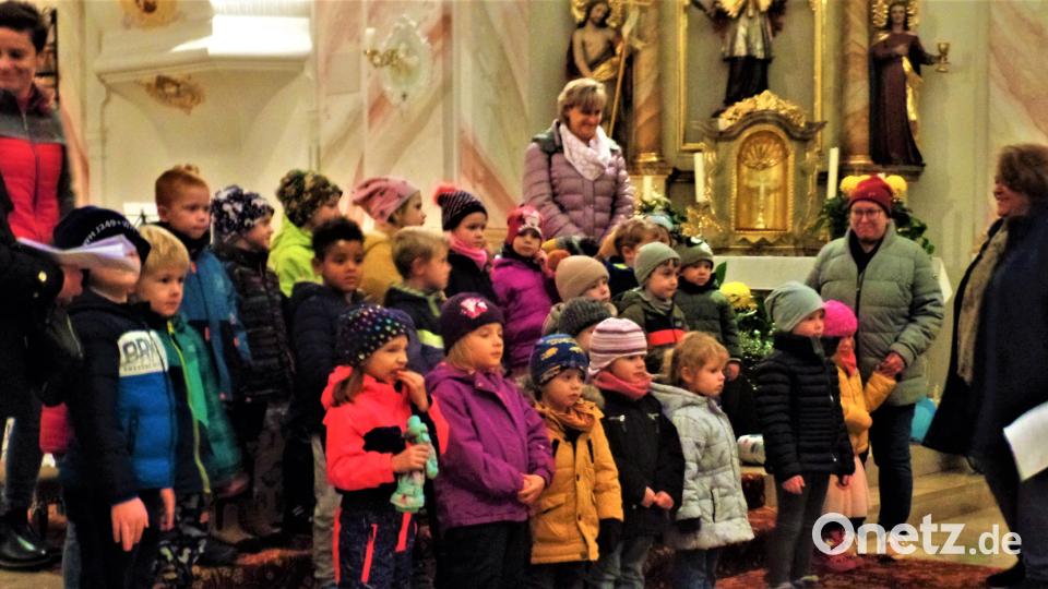 Zu einer Musical-Aufführung gehört ein Gruppenfoto der Teilnehmer am Schluss. Bild: jml