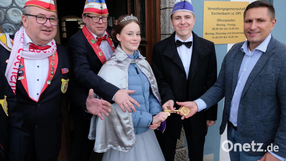 Mit der symbolischen Übergabe des Rathausschlüssels durch Bürgermeister Marcus Gradl (rechts) regieren ab sofort Prinz Elijah und Prinzession Lucia auch zur Freude von (von links) Präsident Harald Wohlrab und Michael König, Vorsitzender der Eschenbacher Faschingsgesellschaft. Bild: do