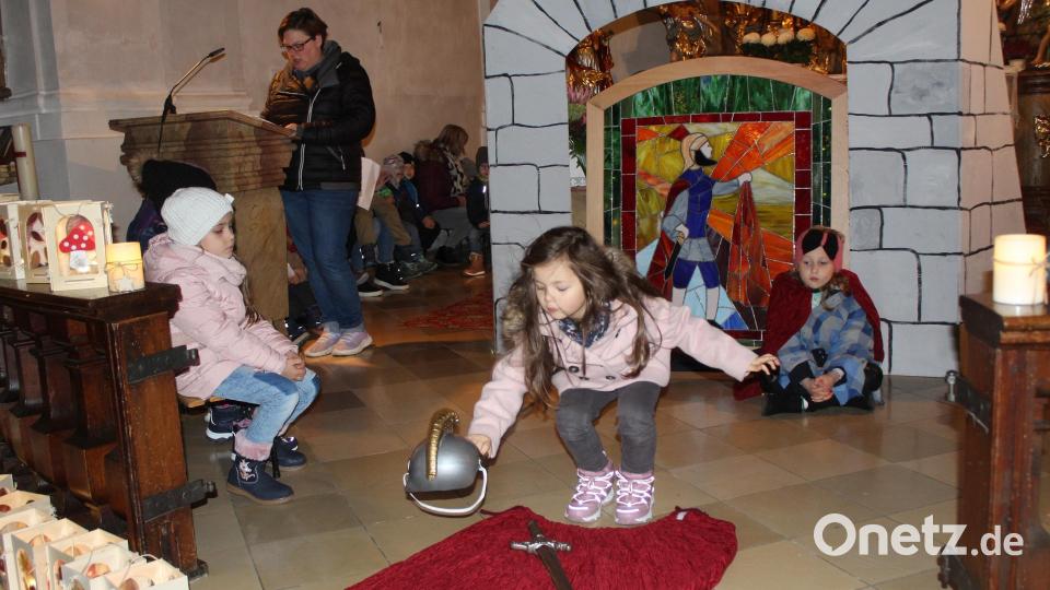 In der Kirche spielten die Kinderhauskinder die Legende vom H heiligen Martin. Bild: Kinderhaus St. Josef/exb