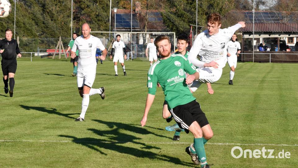 Das 1:1 für den VfB Mantel durch Alexander Golling (weißes Trikot), der Plößberger Philip Böckl hat das Nachsehen. Aus: VfB Mantel – SV Plößberg 4:1. Bild: Rudolf Gebert