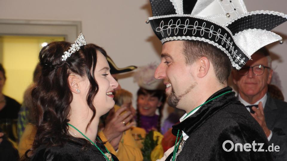 Das Prinzenpaar beim innigen Walzer-Tanz beim Rathaus-Sturm. Bild: kro