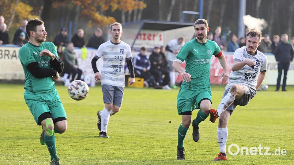 Der Etzenrichter Martin Pasieka (rechts) jagt den Ball auf das Tor des FC Weiden-Ost, aber es half alles nichts. Die Etzenrichter kassierten gegen den Aufsteiger eine 0:2-Heimniederlage. Bild: war