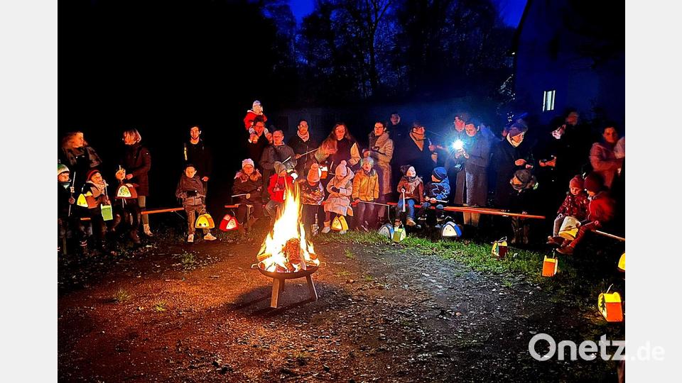 Nach dem Umzug hielten die Kinder mit den Erwachsenen an der Schänke, dort brannte ein kleines Lagerfeuer. Bild: R. Kreuzer