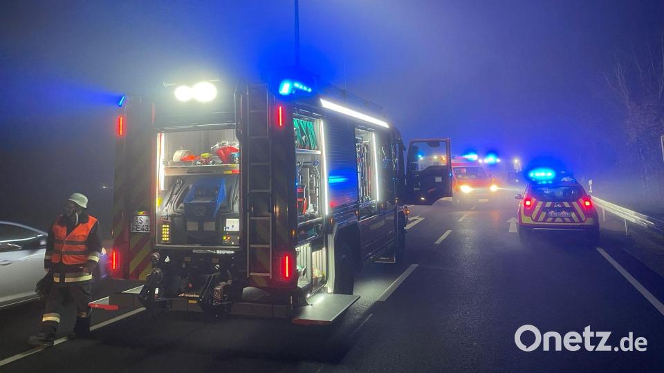 Auf der B85 kam es am Freitagabend bei dichtem Nebel zu einem Unfall, bei dem zwei Personen leicht verletzt wurden. Bild: lei