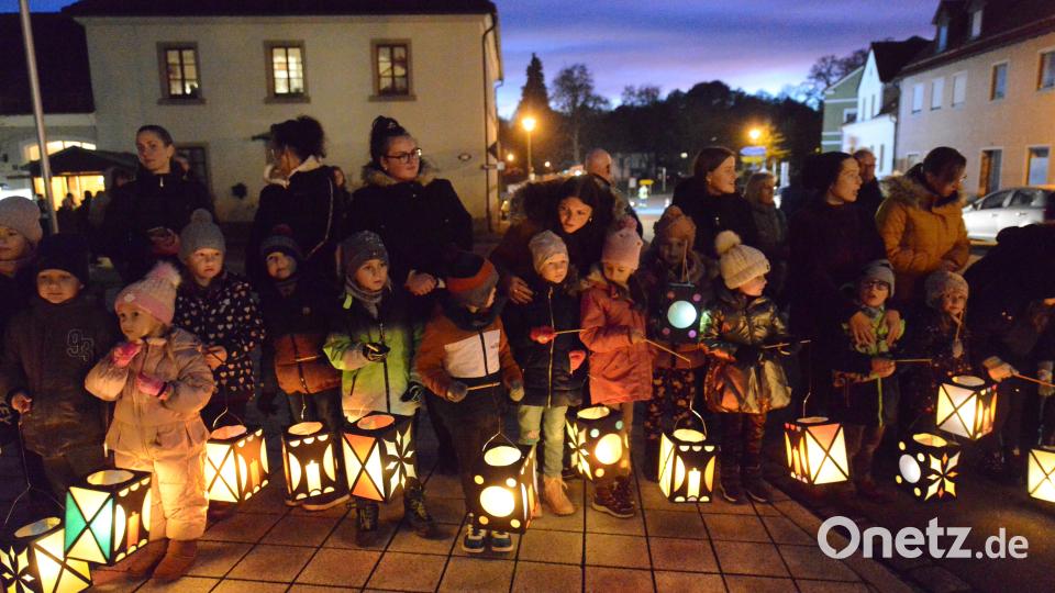 Nach dem Laternenzug warten die Kinder auf die Gaben von St. Martin und dem Bettler. Bild: bey