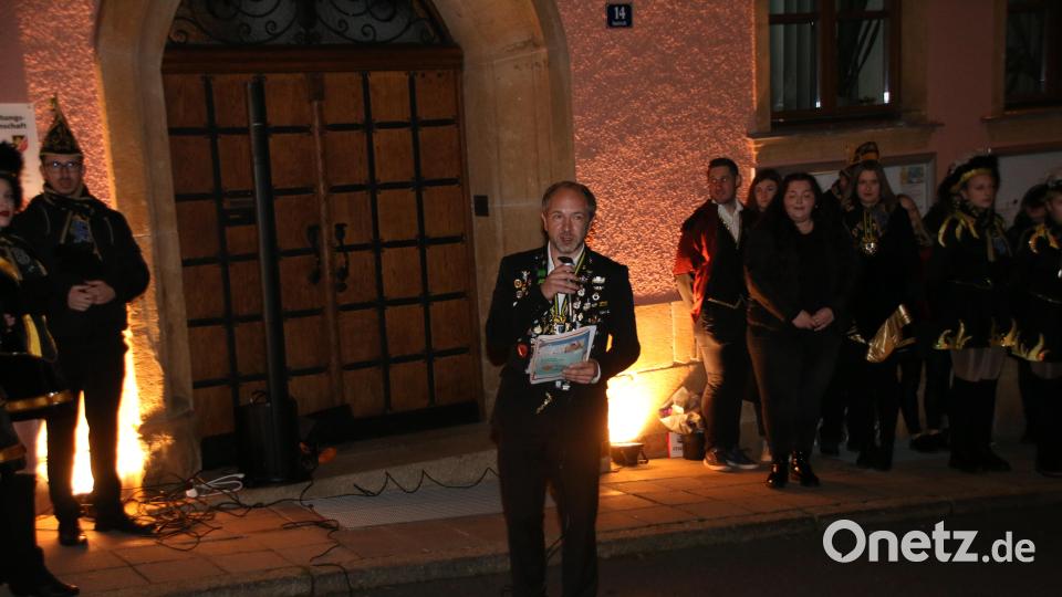 Dominik Kormann moderiert den Rathaussturm mit Reim und Humor. Bild: sne