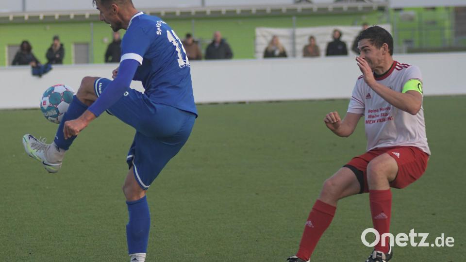 Der Weidener Benjamin Werner verteidigt den Ballbesitz gegen Thomas Schieder von der SpVgg Vohenstrauß. Die U23 der SpVgg SV Weiden gewann ihr Heimspiel souverän mit 5:0. Bild: otr