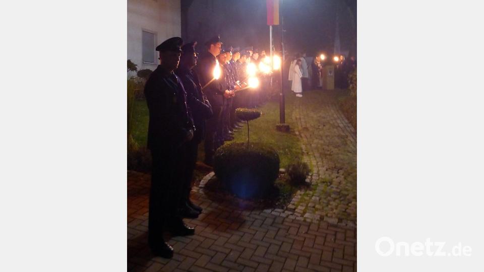 Die Feuerwehr steht Spalier. Bild: lgc