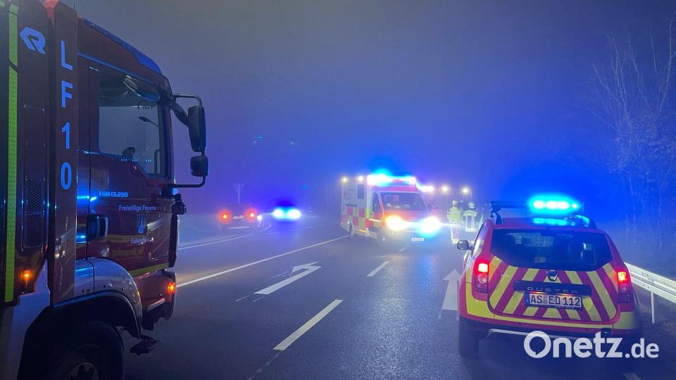 Auf der B85 kam es am Freitagabend bei dichtem Nebel zu einem Unfall, bei dem zwei Personen leicht verletzt wurden. Bild: lei