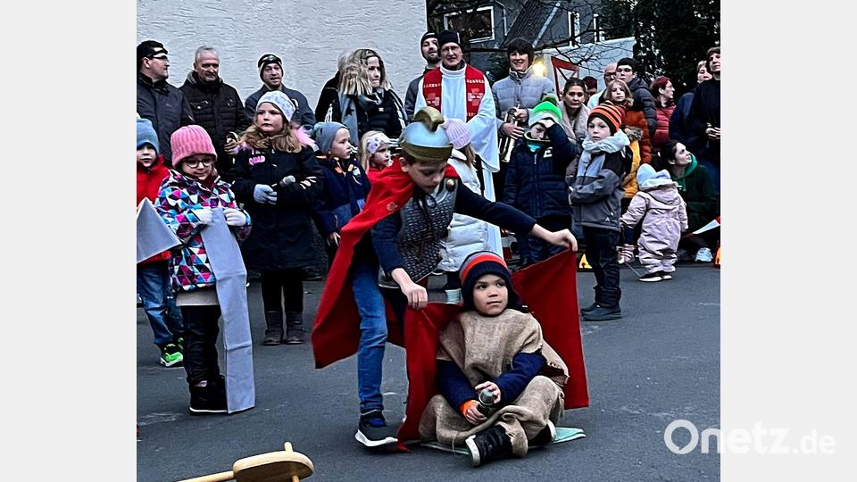 Das Martinspiel vor der St. Marien Kirche in Rothenstadt hatten die Kinder bestens eingeübt.
Nach dem Umzug hielten die Kinder mit den Erwachsenen an der Schänke, dort brannte ein kleines Lagerfeuer. Bild: R. Kreuzer