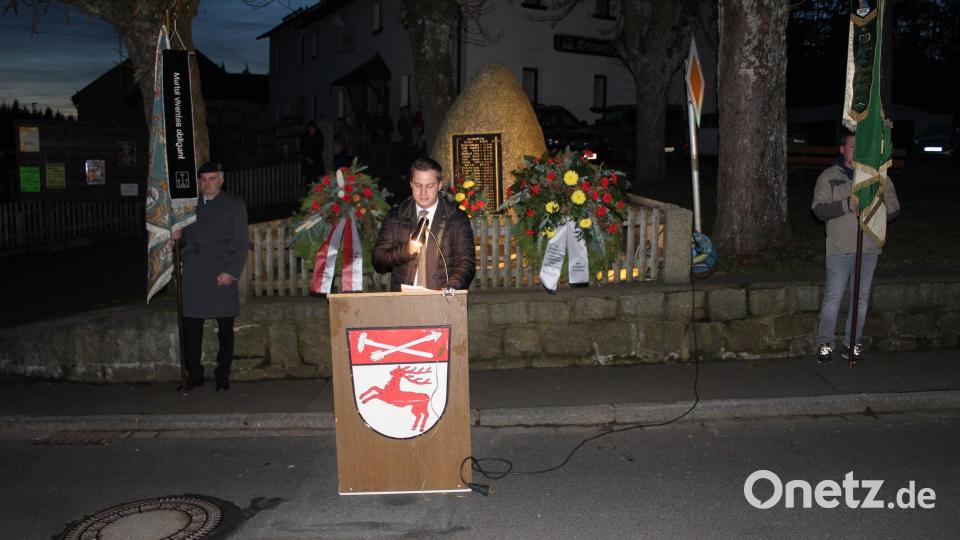 Am Kriegerdenkmal in Grünlas gedachten die anwesenden Gläubigen zusammen mit Bürgermeister Wolfgang Söllner der Vermissten und Gefallenen in den beiden Weiltkriegen. Bild: soj