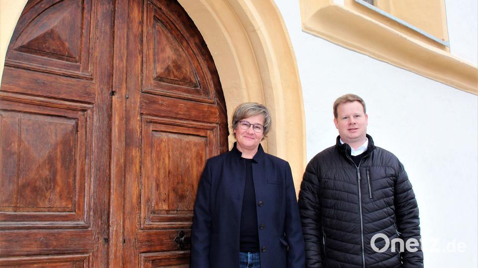 Große Freude herrscht bei Stadtpfarrer Thomas Kraus und Architektin Helga Rembeck vom beauftragten Büro „rembeck & partner Architekten“ aus Erbendorf. Bild: stg