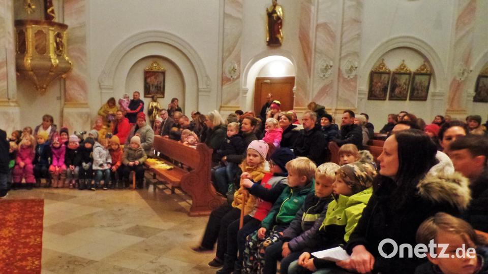 Dicht gedrängt verfolgten Kinder und Eltern die Aufführung mit dem heiligen Martin. Bild: jml
