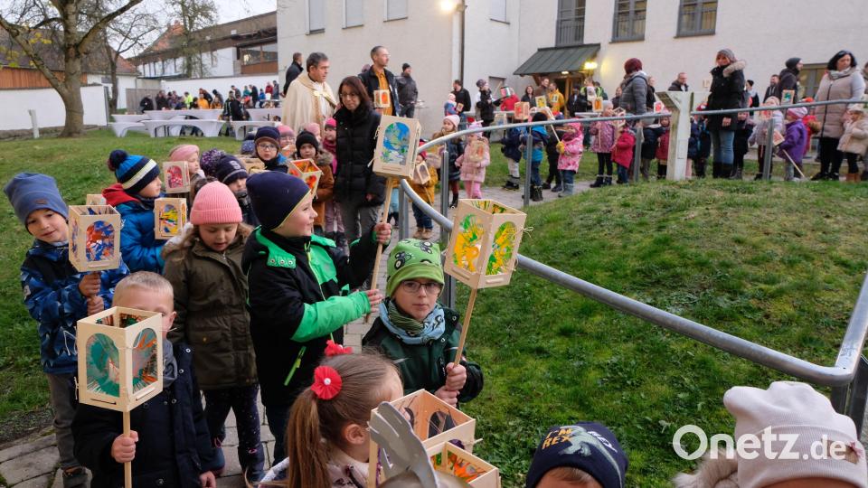 Ein langer, bunter Martinszug ging mit Pfarrer Max Früchtl vom Kindergarten in Gotteshaus zur Martinsfeier. Bild: le