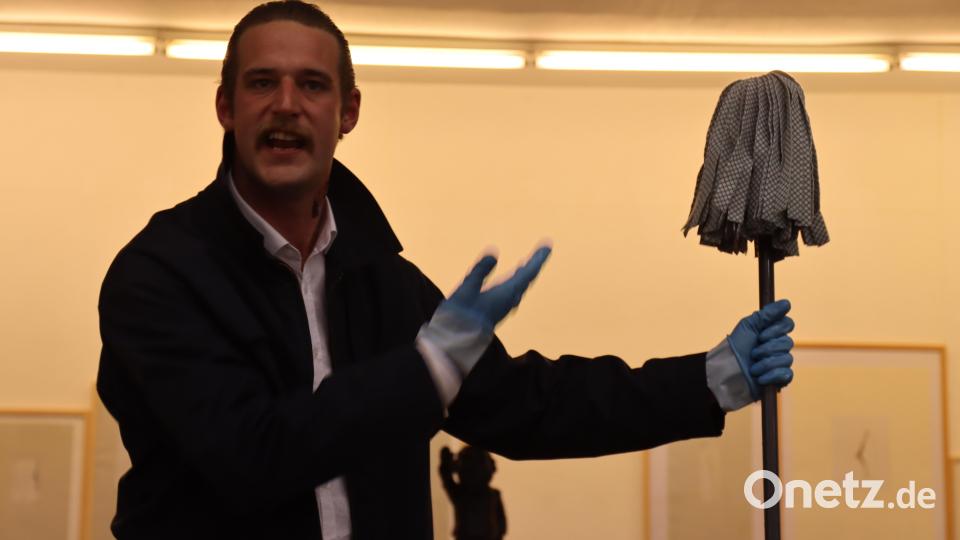 Ist das Kunst oder kann das weggeputzt werden? Johannes Lukas als &quot;Museumswärter Dave&quot; in der LTO-Inszenierung von &quot;Nipple Jesus&quot; im Kunstverein Weiden. Bild: olr