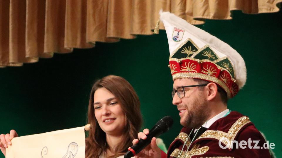 In ihrer Proklamation belehrte das neue Prinzenpaar Julia I. und Stefan II. die Gesellschaft über gern gesehene Verhaltensregeln. Bild: mfh