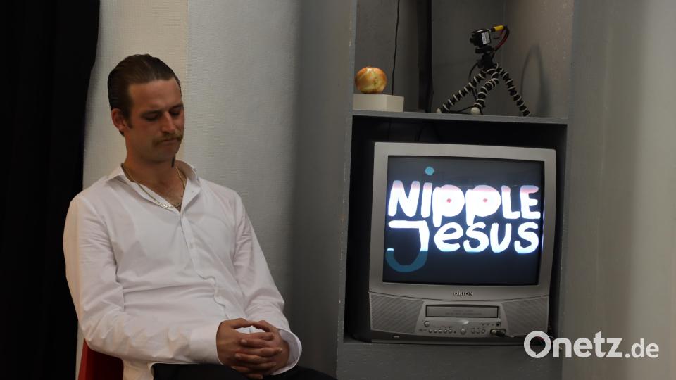 Johannes Lukas als &quot;Museumswärter Dave&quot; in der LTO-Inszenierung von &quot;Nipple Jesus&quot; im Kunstverein Weiden: Was ihm bleibt, ist nur die Zwiebel. Bild: olr
