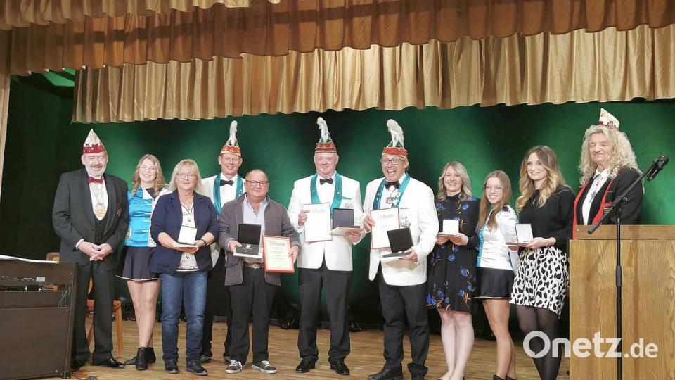 Die Protagonisten des Auerbacher Faschings (von links): Günter Fennerl (Fastnacht-Verband Franken, Mitglied im Ordenskapitel), Gardemädchen Aktivengarde, Kathrin Schmid, Thorsten Eckert (beide Verdienstorden), Robert Schmid, Klaus Wagner und Stefan Gitter (alle drei erhielten den Till von Franken), Julia Tannenberger (Verdienstorden), Gardemädchen Aktivengarde, Franziska Sporrer (Verdienstorden), Birgit Dmitrow (Beirätin im Fastnacht Verband Franken). Bild: mfh