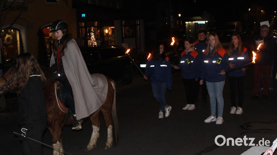 Sankt Martin reitet durch die Straßen. Bild: Kinderhaus St. Josef/exb