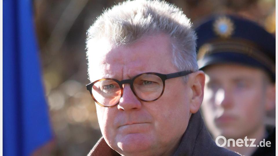 Bürgermeister Michael Göth hoffte auf den Aufbau einer Gesellschaft, die über Grenzen hinweg von Toleranz, gegenseitiger Achtung und Humanität geprägt ist. Bild: mfh