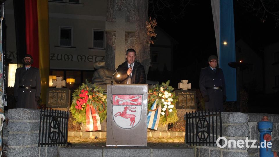 Am Kriegerdenkmal in Ebnath gedachten die anwesenden Gläubigen zusammen mit Bürgermeister Wolfgang Söllner der Vermissten und Gefallenen in den beiden Weiltkriegen. Bild: soj
