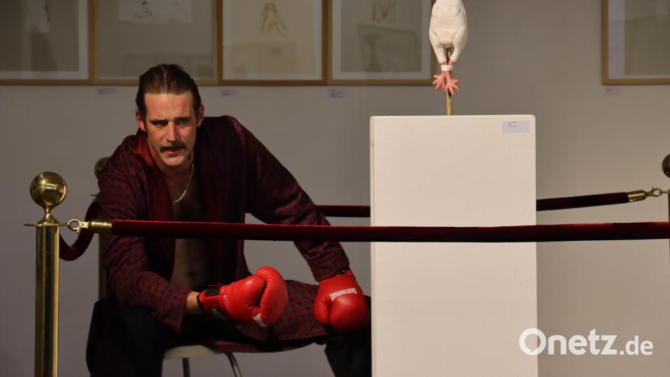 Johannes Lukas als &quot;Museumswärter Dave&quot; in der LTO-Inszenierung von &quot;Nipple Jesus&quot; im Kunstverein Weiden: Hier wird das Museum zum Boxring. Bild: olr