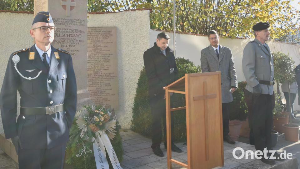 Am Kriegerdenkmal stand die Ehrenwache mit dem Vorsitzenden der SRK Illschwang, Fritz Falk, und dem Zweiten Bürgermeister Benjamin Hiltl (Zweiter und Dritter von links). Bild: no