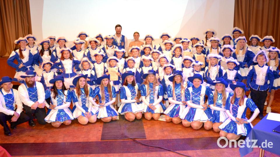 Kinder- , Jugend- und Prinzengarde stehen in großer Besetzung für den Jubiläumsfasching des Vohenstraußer Faschingsvereins (VFV) parat, der mit sieben eigenen Veranstaltungen die fünfte Jahreszeit im Grenzland bereichern wird. Bild: fjo