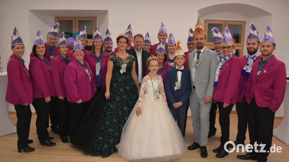 Die neuen Mitterteicher Prinzenpaare im Kreis der Gaudiwurm-Familie. Alle sind zuversichtlich, dass die neue Saison wieder wie geplant durchgeführt werden kann. Bild: jr