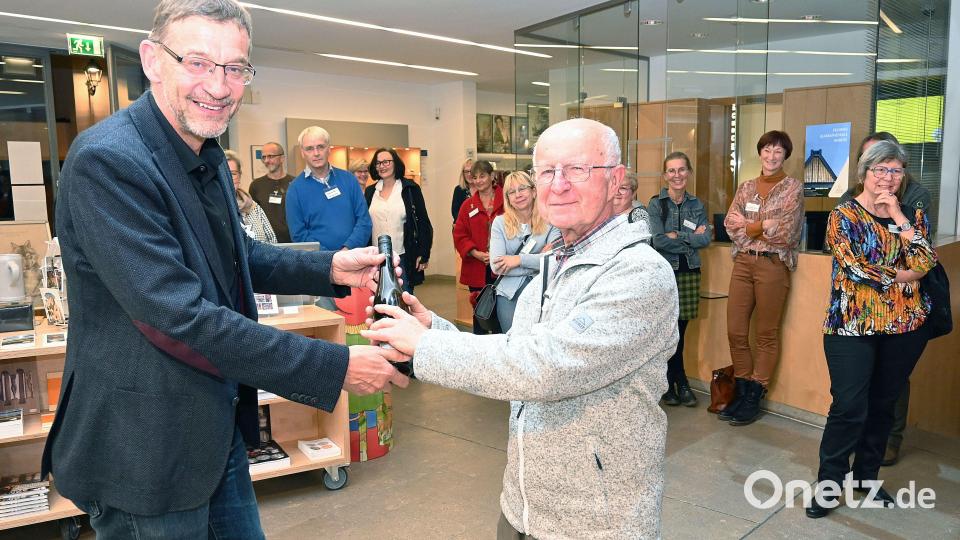 Volkshochschulleiter Reiner Volkert (links) dankt dem langjährigen Dozenten Alfred Milz. Bild: Susanne Schwab, Stadt Amberg /exb
