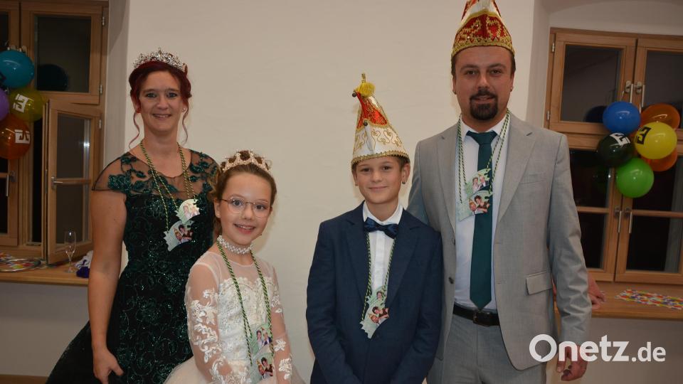Charlotte I. und Simon I. bilden das Kinderprinzenpaar, Nicole I. und Markus I. das große Prinzenpaar. Nachdem die „Könige“ das Prinzenpaar bilden – drei der Erlauchten stammen aus einer Familie mit dem Namen König – hieß es süffisant unter &quot;Gaudiwurm&quot;-Mitgliedern: „Aus Könige wurden Prinzen.“ Bild: jr