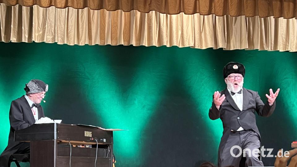 Die beiden FG-Urgesteine Werner Müller und Karl Meier überr5aschten die Gemeinschaft mit einer musikalischen Einlage. Bild: mfh