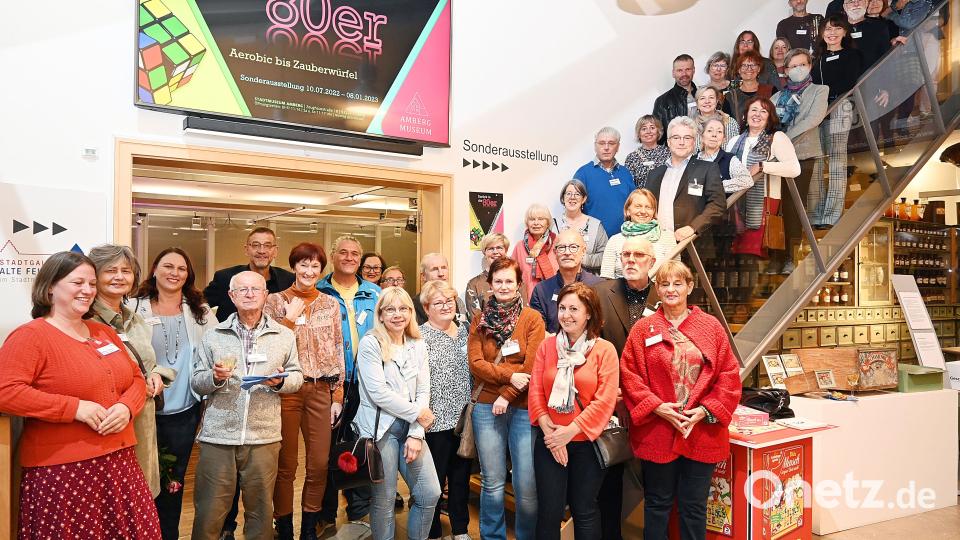 Zum VHS-Dozententreffen gehörte auch ein Rundgang durch die 80er-Ausstellung im Stadtmuseum. Bild: Susanne Schwab, Stadt Amberg /exb