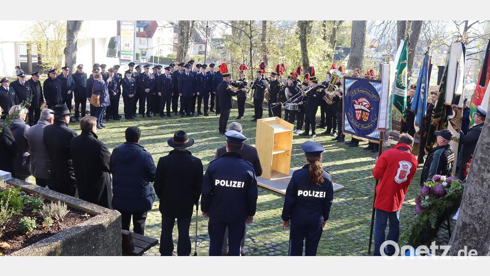 Mit der Nationalhymne endete am Volkstrauertag in Sulzbach-Rosenberg die Gedenkfeier am Ehrenmal am Sulzbacher Friedhofsberg. Bild: mfh