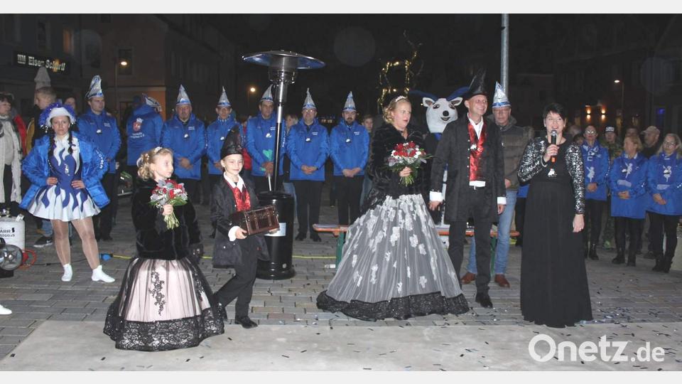 350 Zuschauer bei der Inthronisation: Narrhalla-Präsidentin Regina Merkl (rechts mit Mikrophon) war geradezu überwältigt. Mit ihr freuten sich (vorne von rechts) Bürgermeister Hermann Falk, Prinz Markus I., Prinzessin Michaela I., Prinz Benedikt I. und Prinzessin Janina I. sowie (im Hintergrund) die Hofdamen, Maskottchen Monte und der Elferrat über den Faschingsauftakt in Hirschau. Bild: u