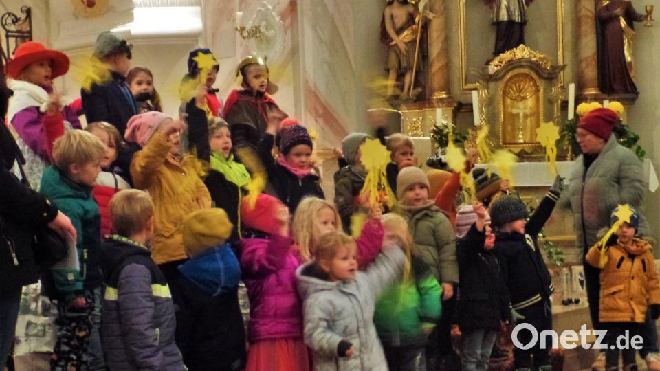 Sterne schwenkend danken die Kinder der Arche Noach für den Beifall der Kirchgänger. Bild: jml